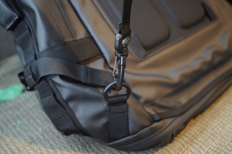 WANDRD HEXAD CARRYALL DUFFEL REVIEW Backpack strap fastener