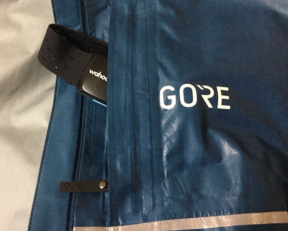 GORE R7 GORE-TEX SHAKEDRY HOODED JACKET Chest Pocket