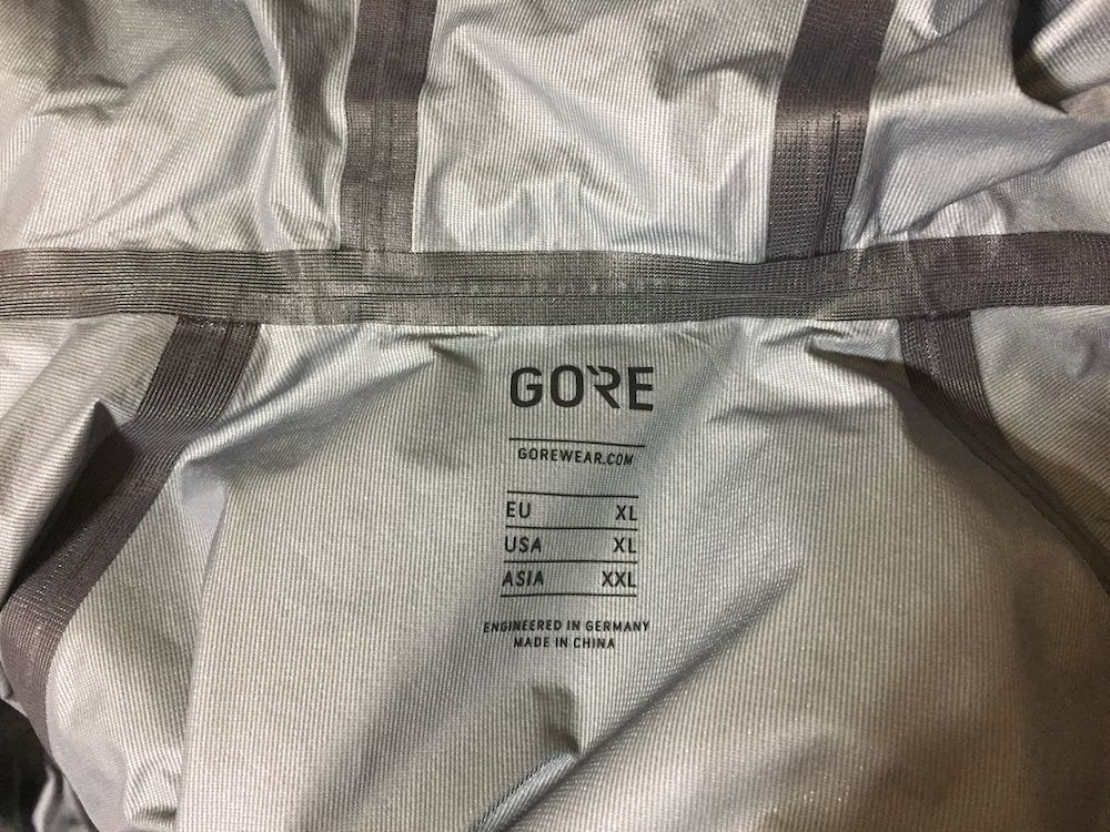 GORE R7 GORE-TEX SHAKEDRY HOODED JACKET taped seams